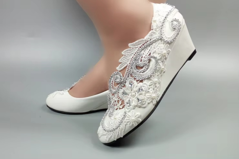 Braut Pumps Hochzeitsschuhe Desiree mit Keil Absatz und Spitze Perlen Pailletten