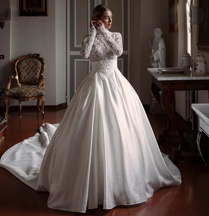 Langarm Brautkleid Livia mit Schleppe Oberteil aus Spitze