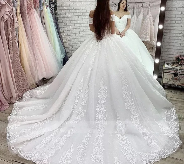 Schulterfreies Prinzessin Brautkleid Leilani mit Spitze und Kathedrale Schleppe 