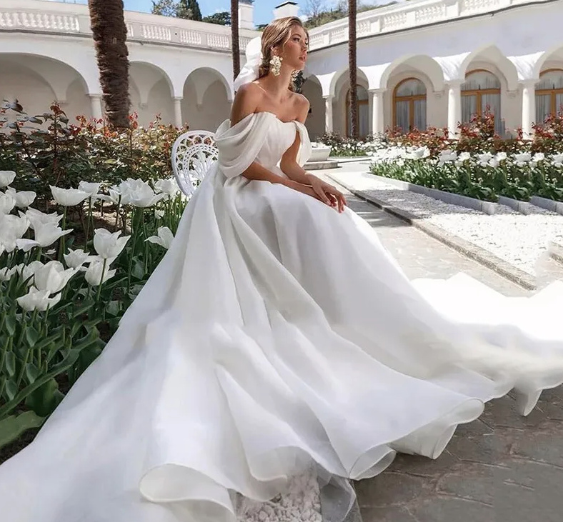 Schulterfreies Organza Brautkleid Lilli Hochzeitskleid mit Schleppe