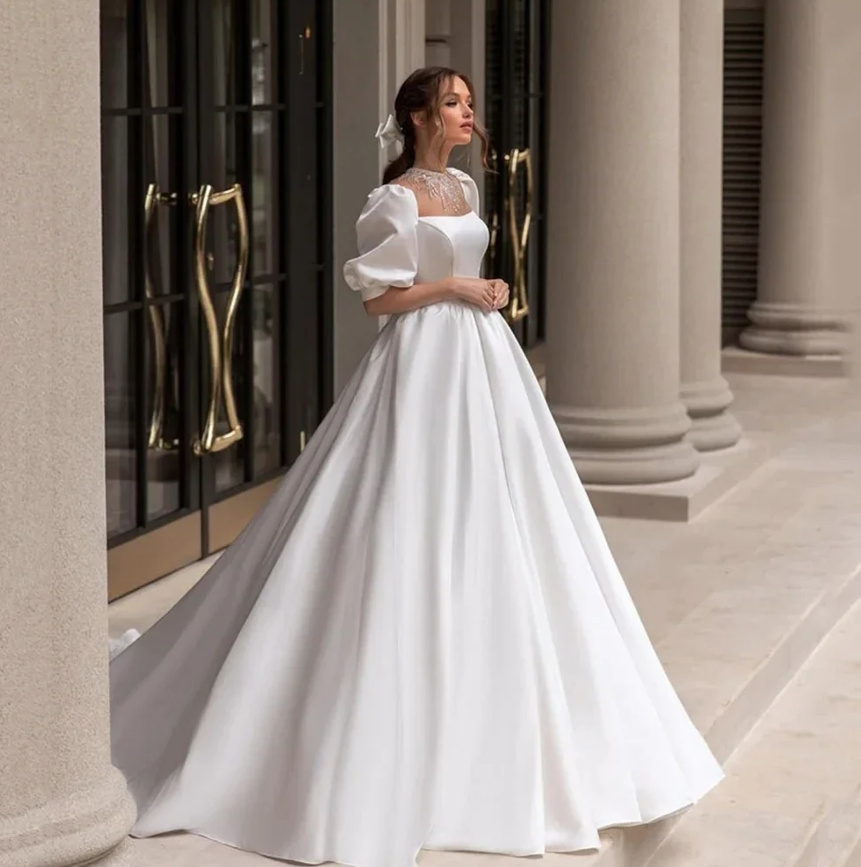 Cinderella Satin Brautkleid mit Puff Ärmel Stickereien und Schleppe