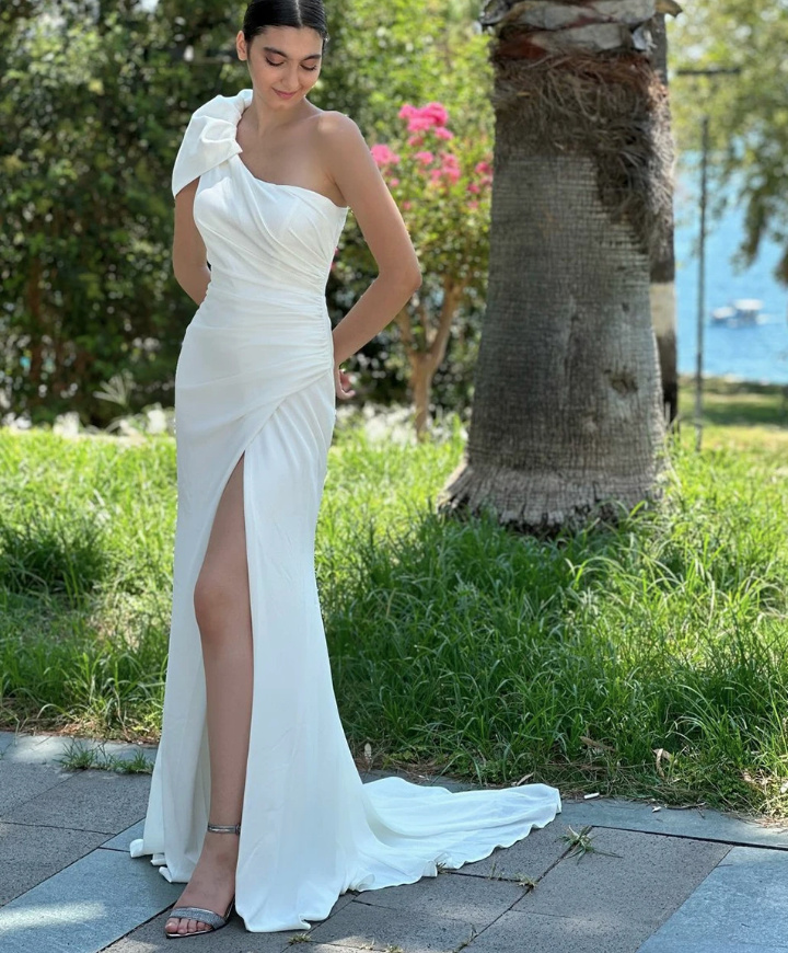  One Shoulder Fit and Flare Brautkleid Caitlin mit Schlitz und Pinselschleppe