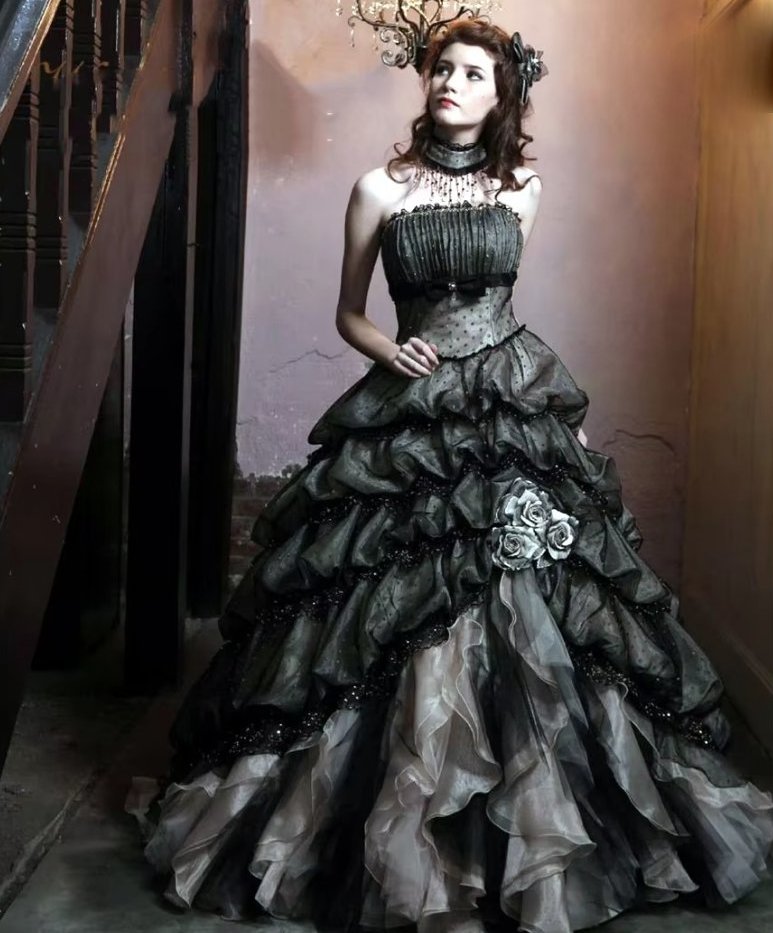 Gotisches Brautkleid Schulterfrei mit Blumen Rüschen und Spitze in Schwarz