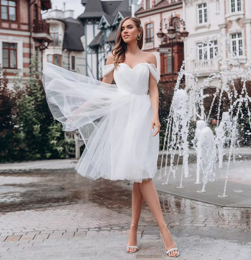 Schulterfreies Brautkleid Cécile Knielang mit Tüll