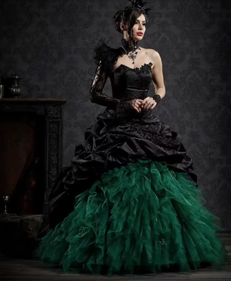 Schulterfreies Gothic Style Brautkleid mit Tüll und Raffungen in Schwarz Grün