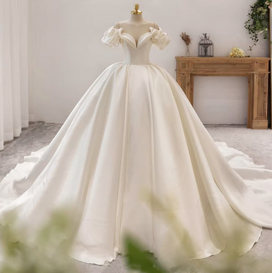 Schulterfreies Ball Linie Luxus Brautkleid Danika mit Rüschen Applikationen und Schleppe