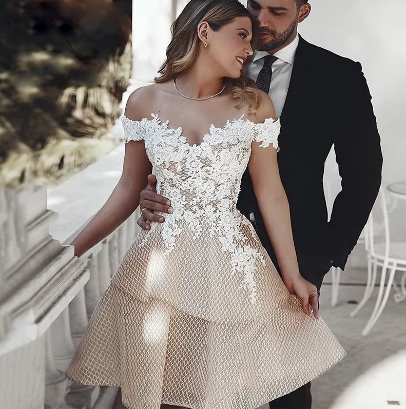 Kurzes Schulterfreies Brautkleid Denise in Champagne mit Spitze