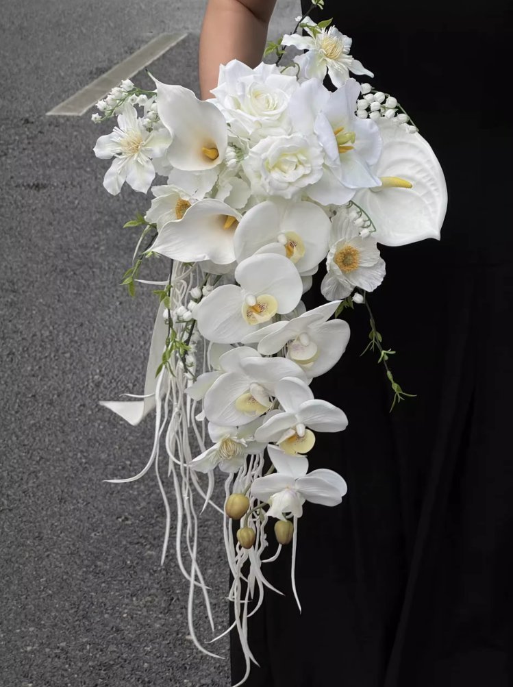 Wasserfall Hochzeit Bouquet Brautstrauß Eileen Weiß mit Orchideen und Calla