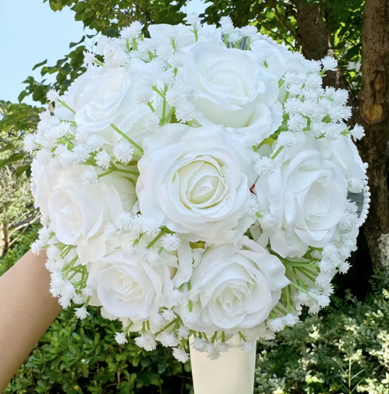 Braut Blumenstrauß Evita Rund in Weiß mit Rosen