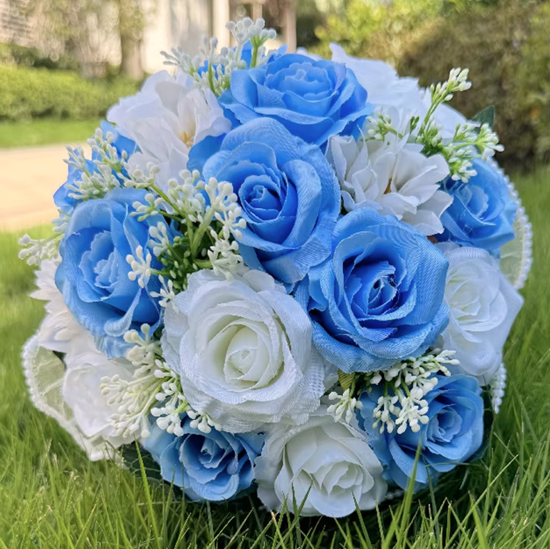 Braut Blumenstrauß Evita Rund in Weiß Blau mit Rosen