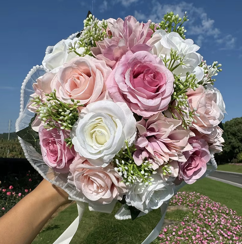 Braut Blumenstrauß Evita Rund in Weiß Rose mit Rosen