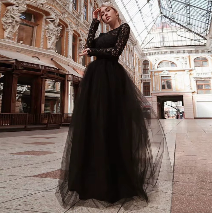 A Linie Gothic Brautkleid Floriane in Schwarz mit Ärmeln aus Spitze und Tüll Rock